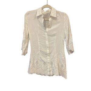 White Diamonds Solitaire blouse w/covered buttons,eyelet sleeves & hem Size M E4